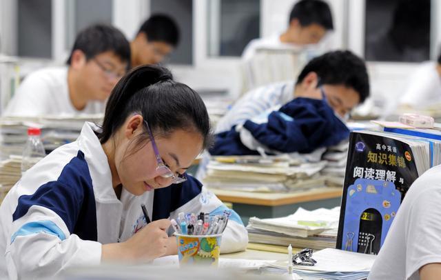 “取消文理分科”再被推上風(fēng)口浪尖，涉及7省份，學(xué)生福利來了